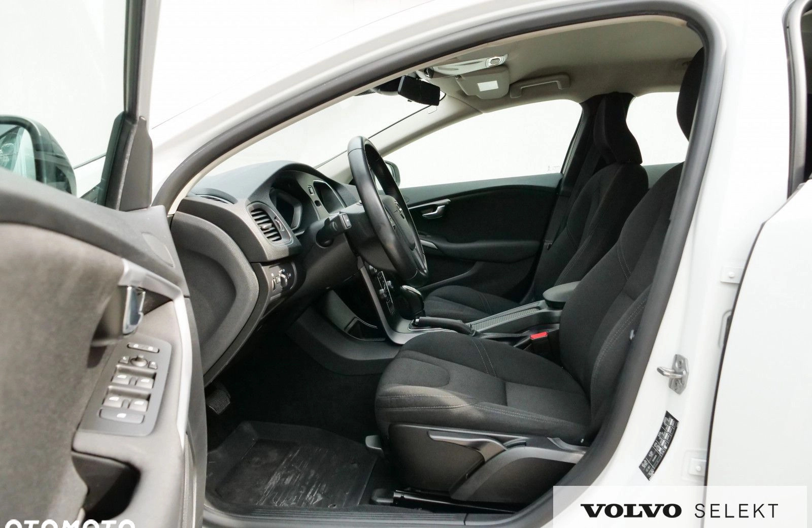 Volvo V40 cena 87900 przebieg: 92080, rok produkcji 2019 z Serock małe 562